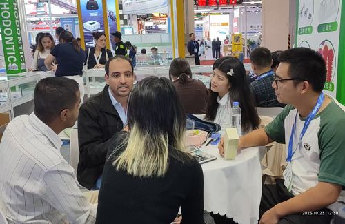 Latest company news about Le groupe médical Zhongchuang brille au Salon international dentaire de Shanghai 2025 - Les matériaux innovants ouvrent un nouvel avenir pour la dentisterie numérique